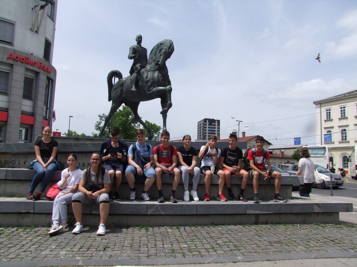 Učenci 9. razreda OŠ Podzemelj pred spomenikom Rudolfa Maistra v Ljubljani. Foto: NJelenčič  